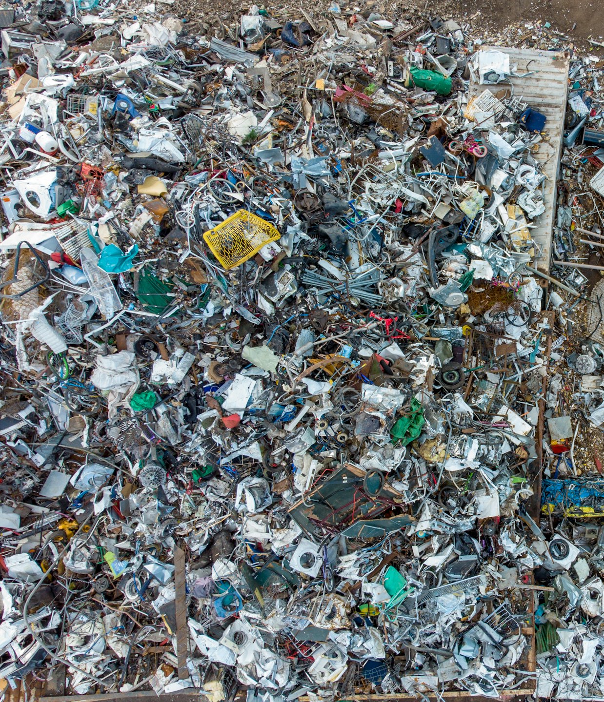 Ein großer Haufen von Elektroschrott und Metallschrott.