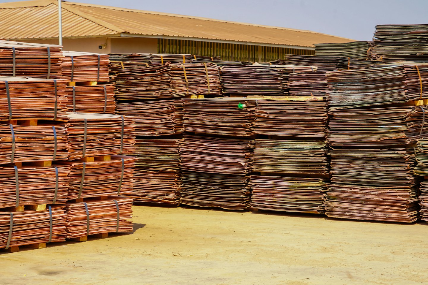 Stapel von Kupferkathoden auf Paletten im Freien.